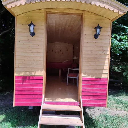 Roulotte Au Pied Des Volcans, Cuisine Et Sdb De Plein Air Campeggio