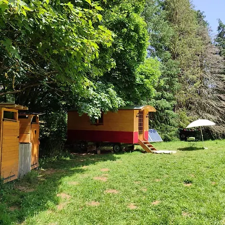 Campeggio Roulotte Au Pied Des Volcans, Cuisine Et Sdb De Plein Air *