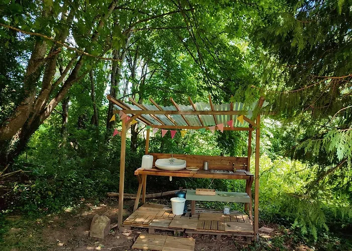 Roulotte Au Pied Des Volcans, Cuisine Et Sdb De Plein Air Camping Orcines