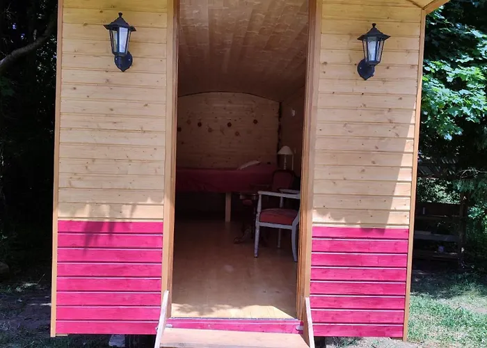 Roulotte Au Pied Des Volcans, Cuisine Et Sdb De Plein Air Camping