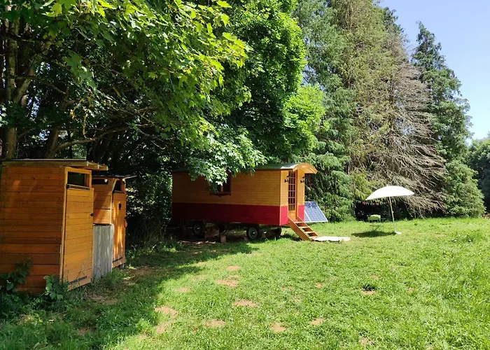 Camping Roulotte Au Pied Des Volcans, Cuisine Et Sdb De Plein Air *